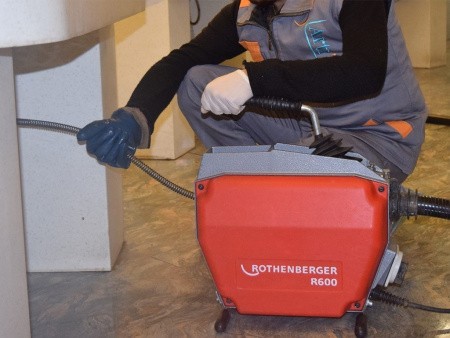 Машина переносная электрическая для прочистки труб R600, применение