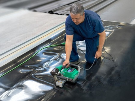 TWINNY T5 - качественное соединение мембраны благодаря подвижной головке с прижимными роликами